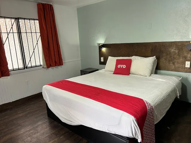 غرفة بسرير كينج مع أريكة سرير، OYO Hotel Downtown Peoria I-74 1/10