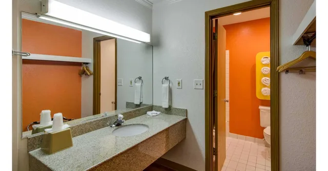 غرفة بسرير كينج للمدخنين، Motel6 Waukegan, IL 5/7
