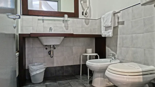 غرفة ثلاثية، Hotel Giuggioli 6/8