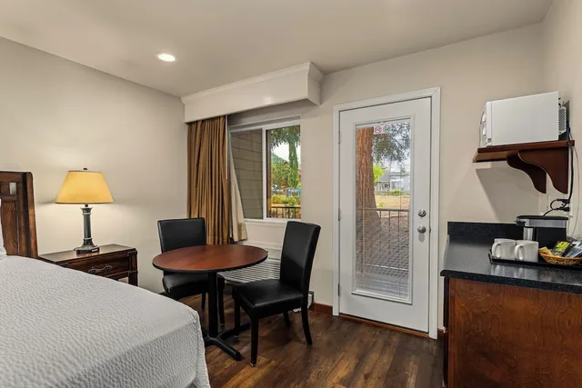 غرفة قياسية بسريرين كوين يُسمح فيها بالحيوانات الأليفة في الطابق الأرضي، Redwood Hyperion Suites 5/6