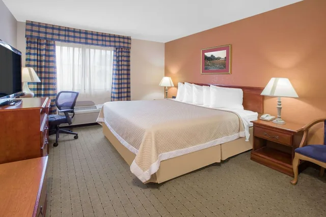 غرفة قياسية بسرير كينج لذوي الإعاقة، Days Inn by Wyndham Hillsdale 5/10