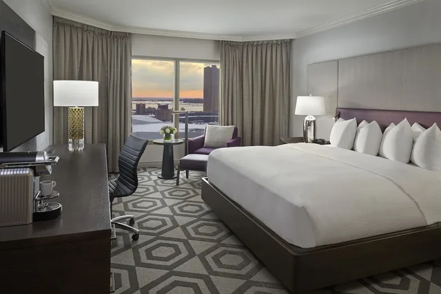 جناح جونيور بسرير كينج في طابق مرتفع، INTERCONTINENTAL TORONTO CENTRE 2/4