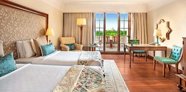 غرفة بريميير بسريرين منفصلين بشرفة، Oberoi Amarvilas 1/2