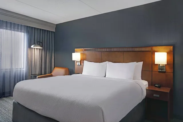 غرفة بسرير كينج، Courtyard Chicago Elmhurst/Oakbrook Area 4/10