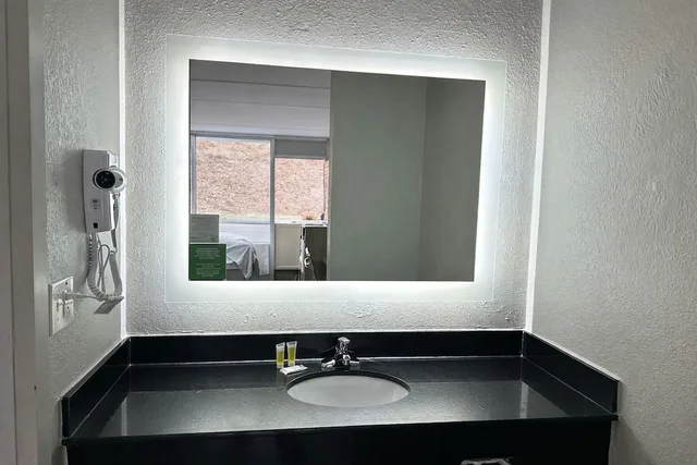 غرفة بسرير كينج للمدخنين لذوي الإعاقة، Super 8 By Wyndham Kingsport /I-81 6/9