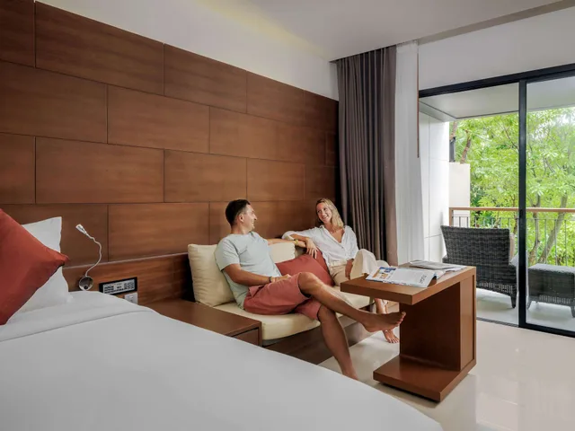 غرفة سوبيريور بسرير كينج بإطلالة على المسبح بشرفة، Novotel Phuket Kata Avista Resort And Spa 9/10