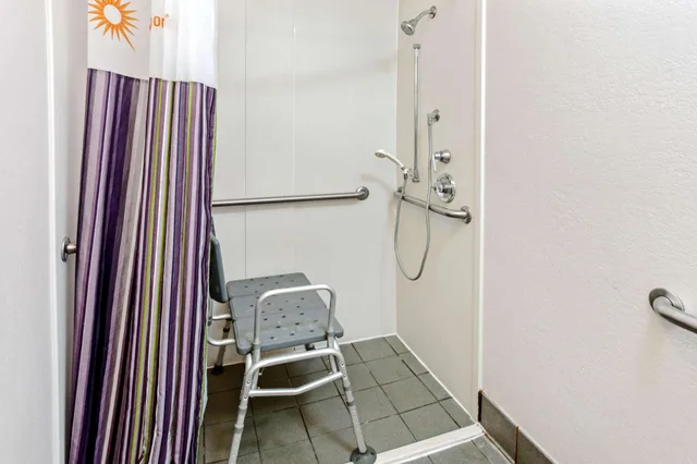 غرفة بسريرين مزدوجين لذوي الإعاقة، La Quinta Inn & Suites by Wyndham Birmingham Hoover 6/6
