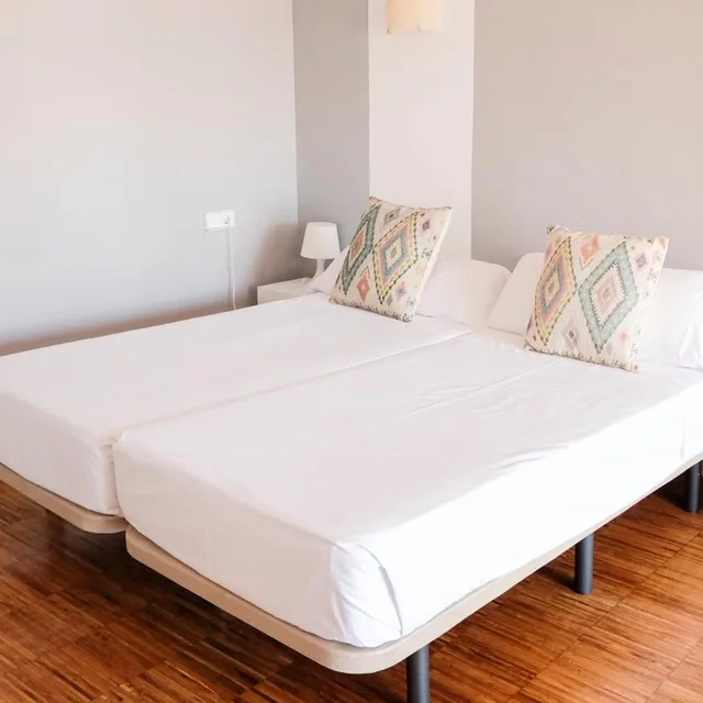 غرفة بسرير مزدوج أو سريرين منفصلين بشرفة، Subur Hotel Sitges 1/7