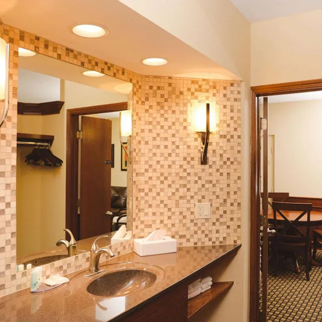 جناح بسرير كينج بمنطقة جلوس، Quality Inn and Suites Ames Conference Center Near ISU Campus 7/10