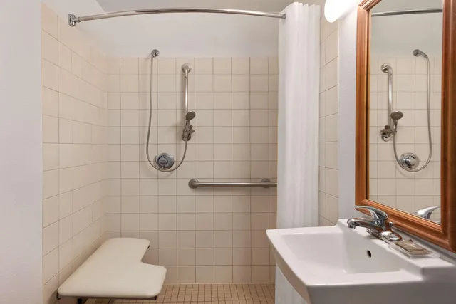 جناح لذوي الإعاقة، Country Inn & Suites By Radisson, Eagan, MN 3/3