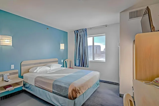 غرفة بسرير كوين لذوي الإعاقة، Econo Lodge Menomonie WI 2/10