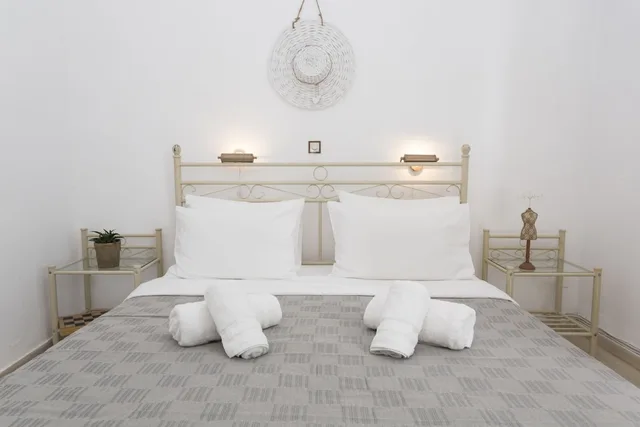 غرفة بسرير كوين بشرفة بإطلالة جزئية على البحر، Galini Mare Hotel 1/1