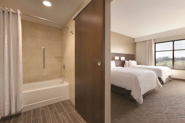 جناح بريميير بسريرين كوين، Embassy Suites Akron-Canton Airport 4/4