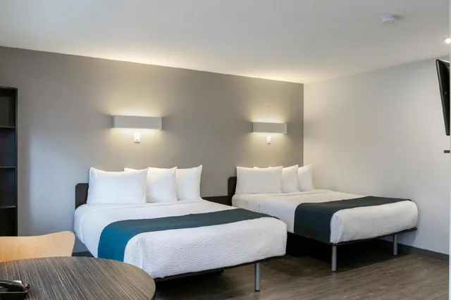 2 Queen Beds - Non-Smoking, Micfridge, View، Motel6 Saanichton, BC - Victoria Airport 5/10