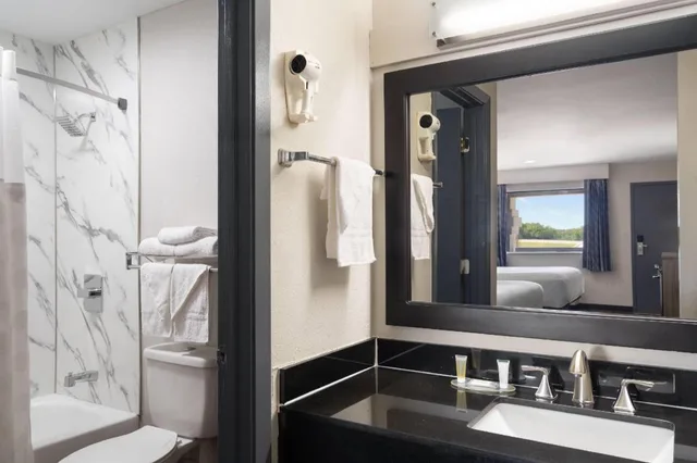 Upstairs, 3 Queen Beds, No Elevator، Days Inn & Suites by Wyndham Byram 4/4