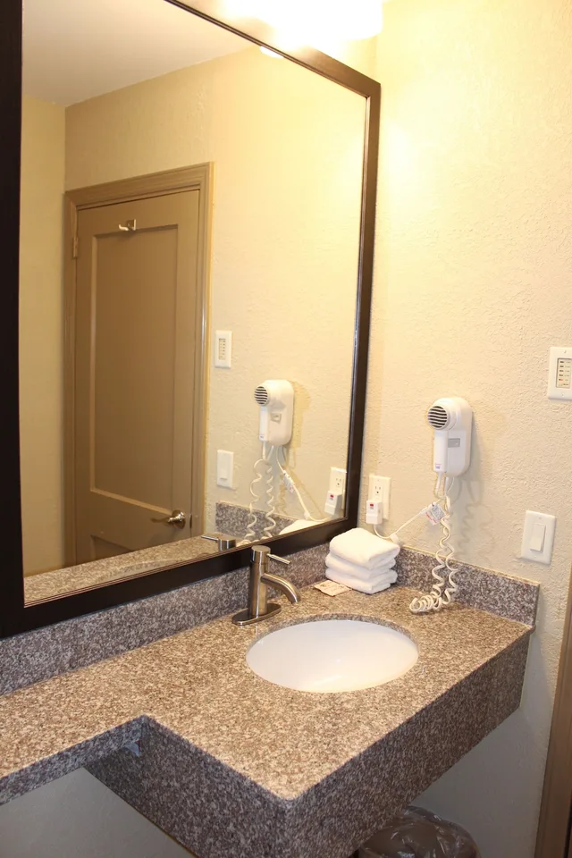 شقة بريميوم بسرير فردي وسرير كوين بغرفة نوم واحدة مع أريكة بمطبخ، Travel Inn and Suites Flemington 4/7