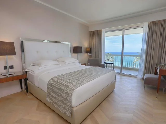 غرفة تنفيذية بسريرين منفصلين بإطلالة على البحر، Movenpick Hotel Beirut 3/9