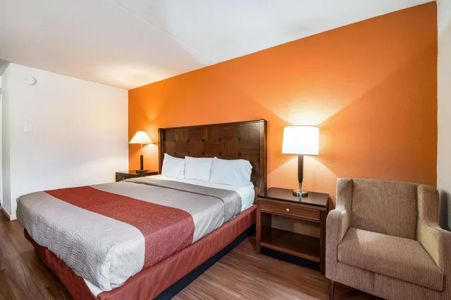 Room, King Bed, Accessible, Motel6 Tinton Falls, NJ - Neptune 3/10