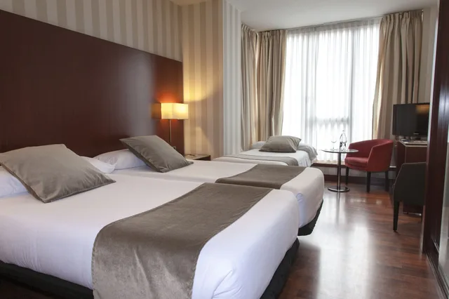 غرفة بسريرين منفصلين مع سرير إضافي، Hotel Zenit Coruna 4/7