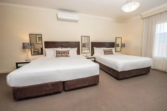 غرفة ديلوكس بسريرين منفصلين وسرير كينج وسرير كوين، Best Western Plus Hovell Tree Inn 4/5