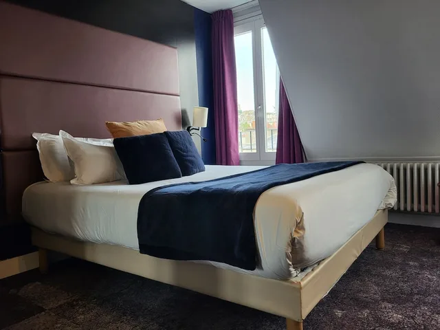 غرفة عائلية رباعية بسرير مزدوج وسريرين منفصلين، Accueil Hotel Paris Pigalle Montmartre 10/10