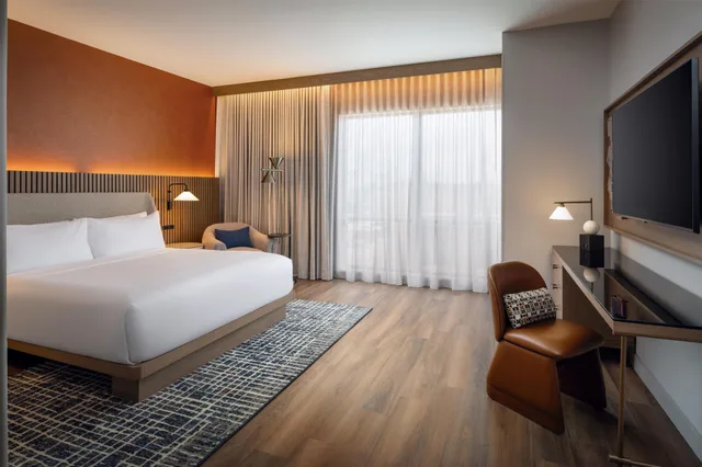غرفة بسرير مزدوج لذوي الإعاقة، The Nobleman Fort Worth, Tapestry Collection by Hilton 1/3
