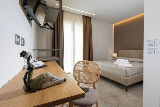 غرفة بسرير كوين بإطلالة على الفناء بشرفة، Hotel Vento Del Sud 3/8