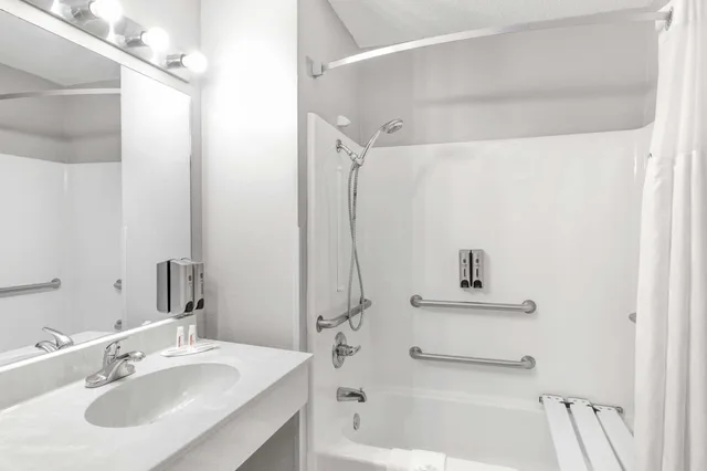 غرفة بسرير كينج لذوي الإعاقة، Super 8 By Wyndham Victoria/North/Mall Area 2/3