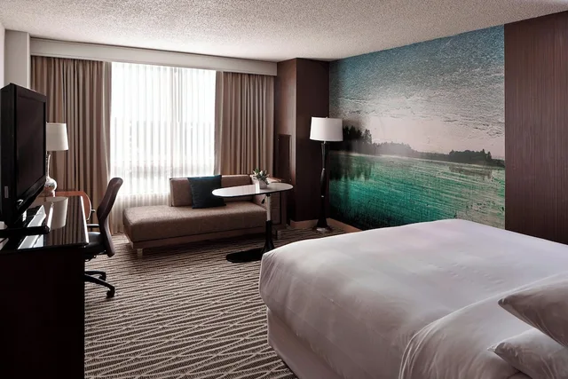 غرفة كلوب بسرير كينج لذوي الإعاقة، Minneapolis Marriott Southwest 1/1