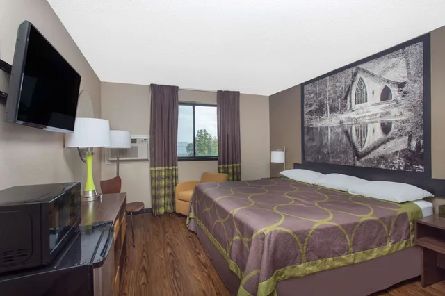 غرفة بسرير كينج لذوي الإعاقة، Super 8 by Wyndham Columbus Airport 1/2