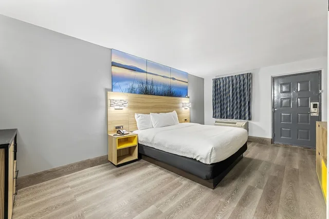 جناح ديلوكس بسرير كينج، Days Inn & Suites by Wyndham Texas City 2/4