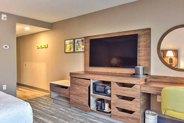 غرفة بسريرين كوين بحوض استحمام لذوي الإعاقة، Hampton Inn and Suites Keene 1/2