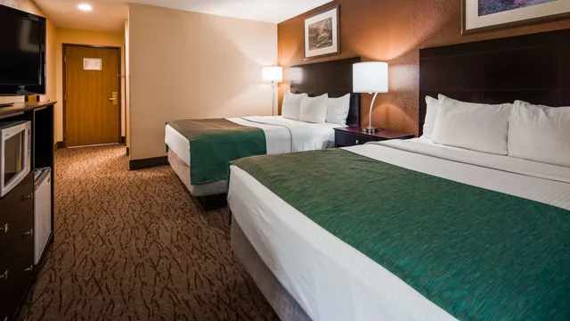 غرفة قياسية بسريرين كوين، Best Western Kendallville Inn 2/6