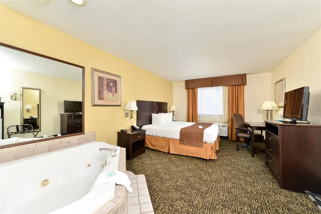 غرفة بسرير كينج بجاكوزي، Best Western Inn Elyria 4/6