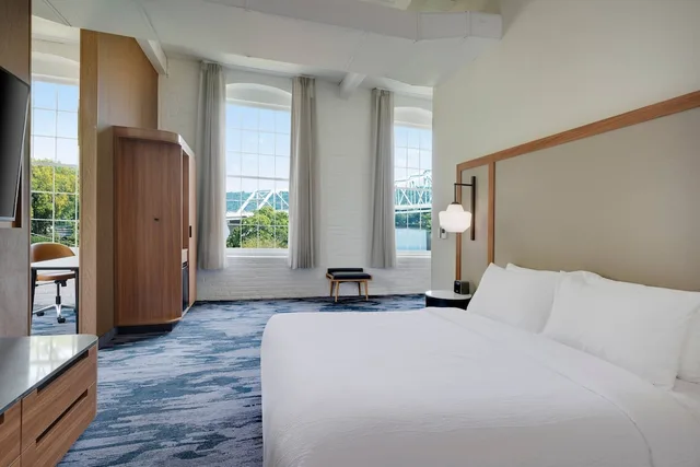 جناح استوديو بسرير كينج بإطلالة مع أريكة، Fairfield Inn & Suites Madison Historic Eagle Cotton Mill 2/10