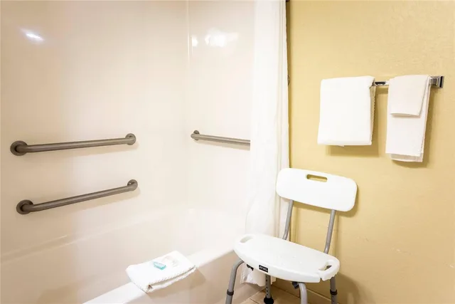 Efficiency, King Bed, Accessible، MainStay Suites Coralville - Iowa City 7/8