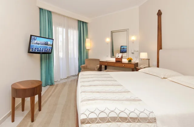 غرفة ديلوكس بسرير مزدوج بإطلالة على البحر، Alexander the Great Beach Hotel 4/7