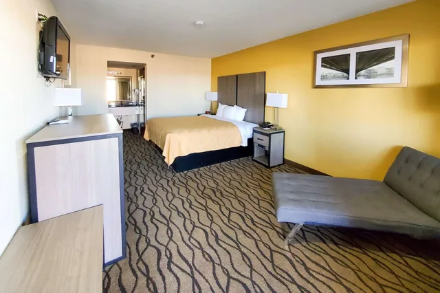 Standard, King Bed, Quality Inn Fort Stockton TX 5/8