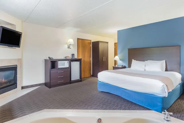 جناح ديلوكس بسرير كينج بغرفة نوم واحدة، AmericInn by Wyndham Green Bay West 3/7