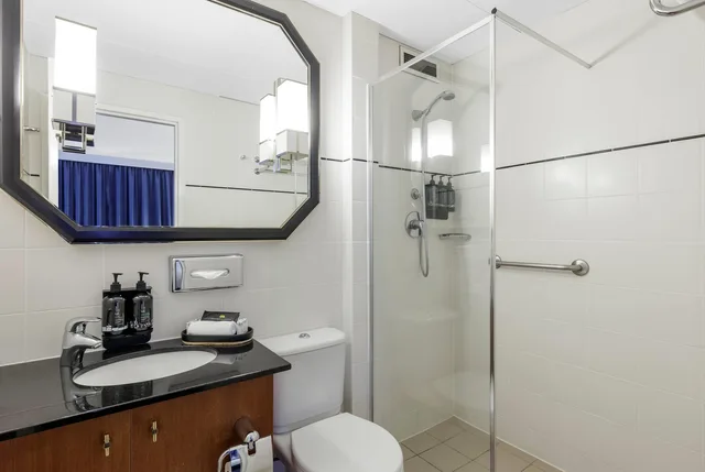 غرفة قياسية بسرير مزدوج، Ramada by Wyndham Diplomat Canberra 6/6