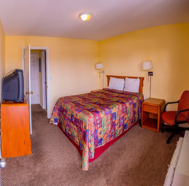 جناح عائلي بسريرين كوين مع أريكة، Sahara Courtyard Inn Penticton 7/10