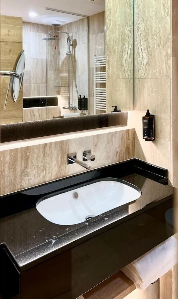 غرفة بريفيليج بسرير مزدوج مع أريكة، Mercure Conacul Cozieni Resort 5/5