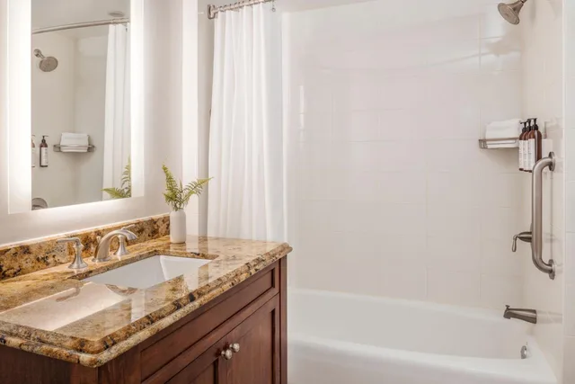 غرفة بسرير كينج مع أريكة، Marriott S Lakeshore Reserve 5/7