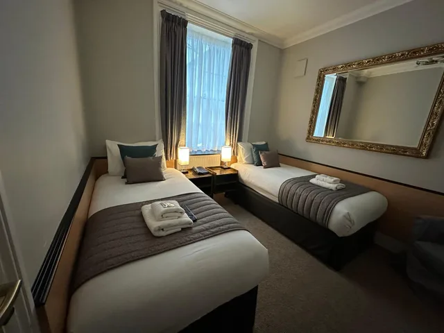 غرفة قياسية بسريرين منفصلين، Tudor Court Hotel 3/9