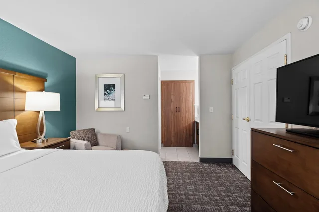جناح بغرفة نوم واحدة بمطبخ لذوي الإعاقة، Staybridge Suites Hotel Calgary Airport 1/3