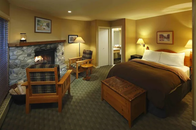 Lodge Queen، Emerald Lake Lodge 1/2