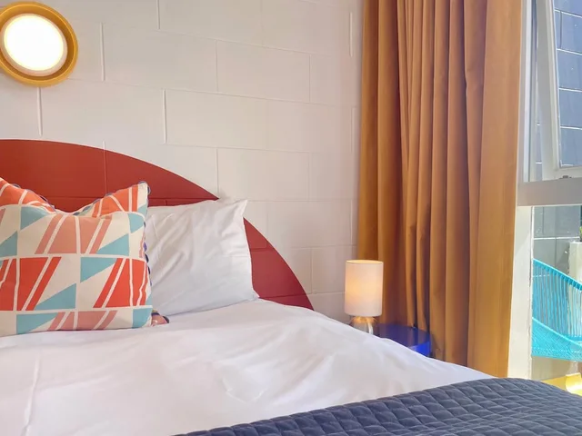 جناح سوبيريور بسرير كوين وسرير فردي بغرفة نوم واحدة مع أريكة بمطبخ، Mt Eden Motel 5/7
