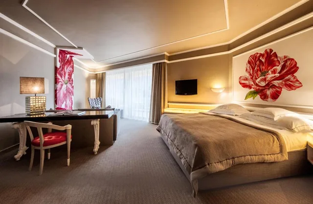 Deluxe, King Bed, Partial Lake View، Eden Roc 3/9