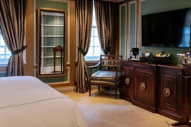 Yorkville, Suite, Sofa، Windsor Arms Hotel 3/3