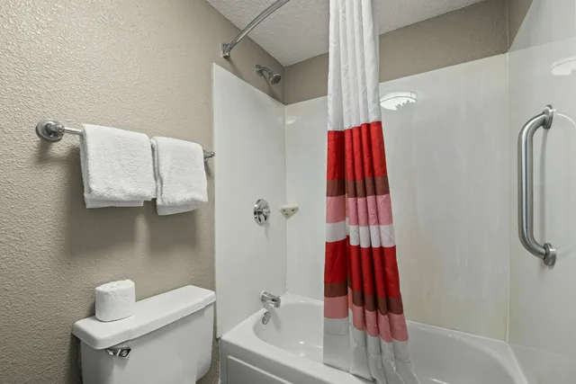 Non-Smoking Deluxe 1 King Bed, Micro-Fridge, Red Roof Inn Dallas - DFW Airport North 6/6
